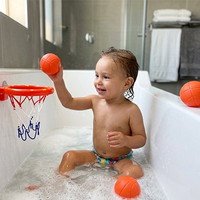 Jouet bain bébé est content