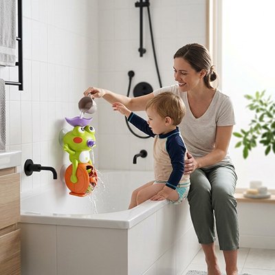 Jouet de bain bébé en essai avec maman