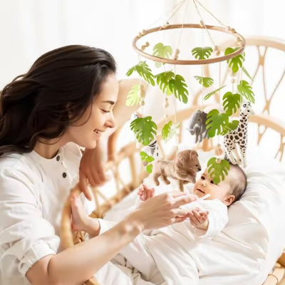 mobile bébé maman souriante