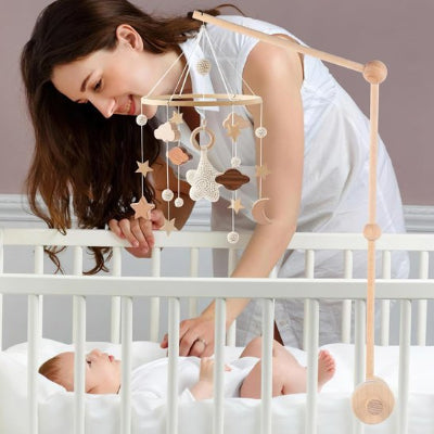 Mobile bébé maman satisfaite