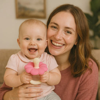 anneau de dentition bébé content maman souriante