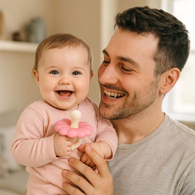 anneau de dentition bébé content papa souriant