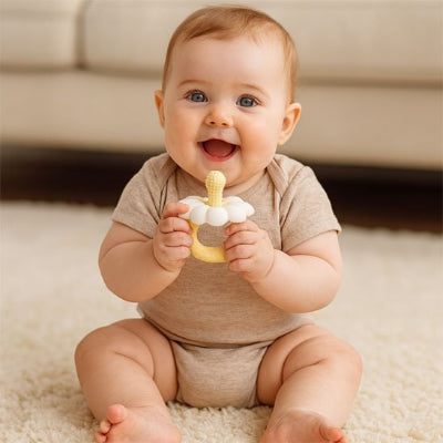 anneau de dentition bébé très content