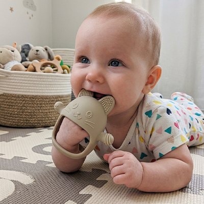 anneau de dentition beige maché par bébé