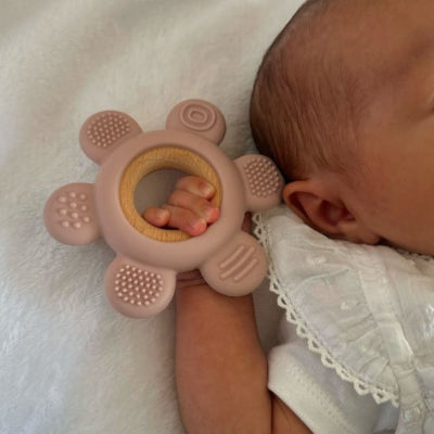 anneau de dentition petits doigts bébé rose