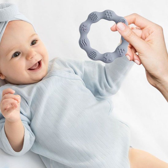 Anneau dentition bébé souriant bleu