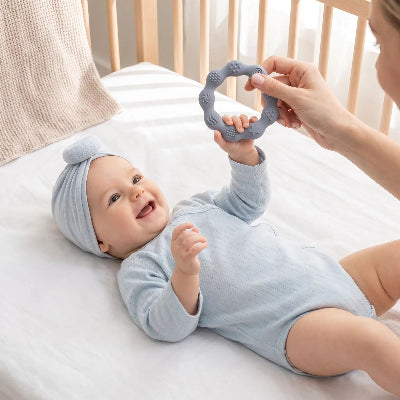 Anneau dentition bébé souriant bleu