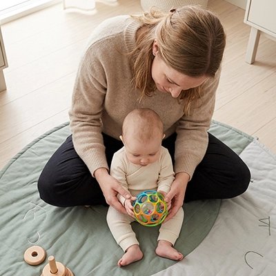 Balle sensorielle bébé en apprentissage avec maman