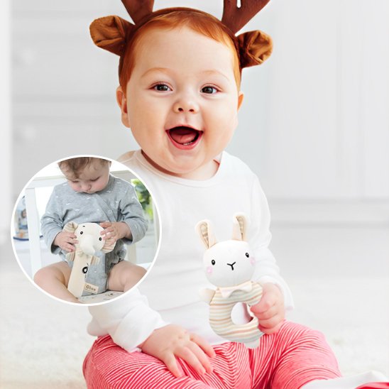 bébé assis joue avec Hochet bebe