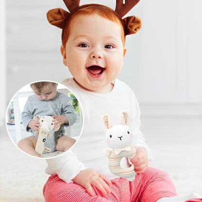 bébé assis joue avec Hochet bebe