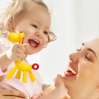 bébé avec anneau de dentition et maman contente