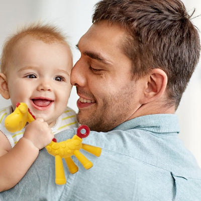 bébé avec anneau de dentition et papa content