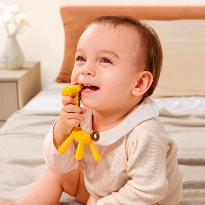 bébé avec anneau de dentition girafe brun