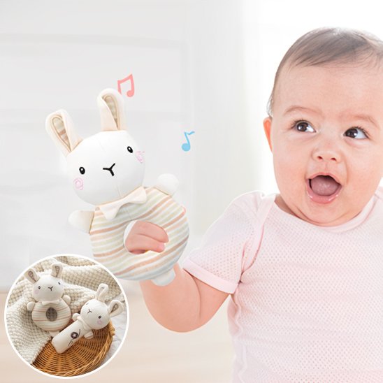 bébé dans son coin avec Hochet bebe