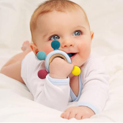 bebe joue avec anneau de dentition