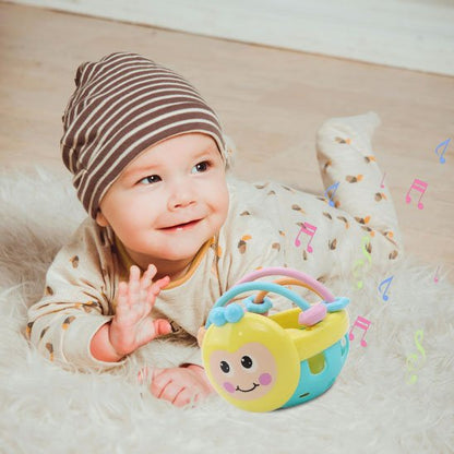 bébé joue avec hochet bébé