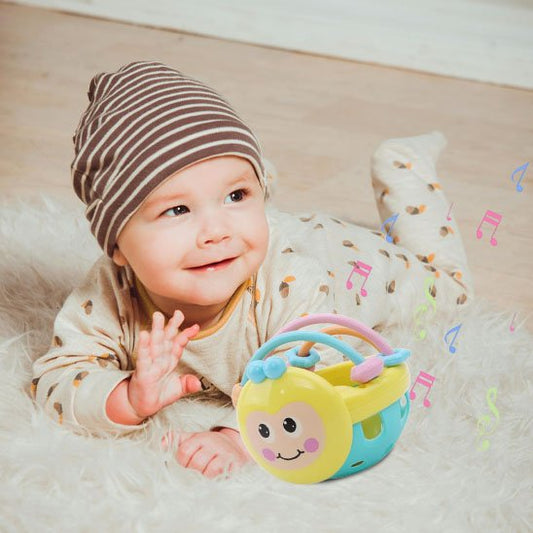 bébé joue avec hochet bébé