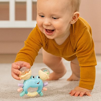 bébé joue avec Hochet  crabe