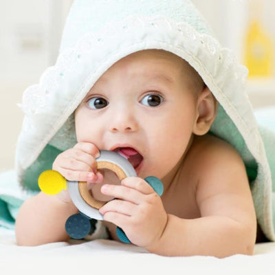 bébé mache anneau de dentition