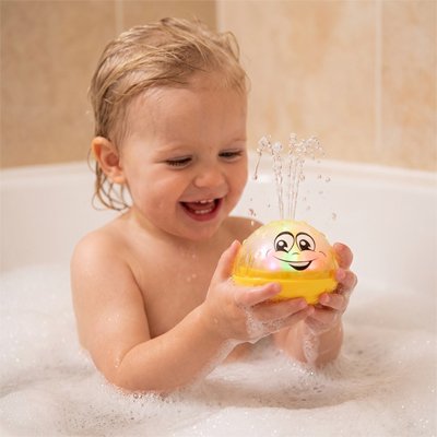 bébé souriant avec Jouet bebe bain jaune
