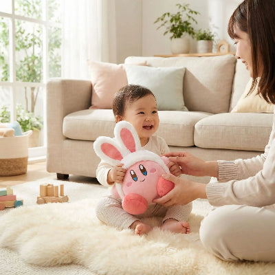 bébé tient doudou rose lapin maman contente