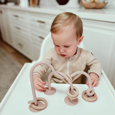 bébé touche anneau de dentition beige