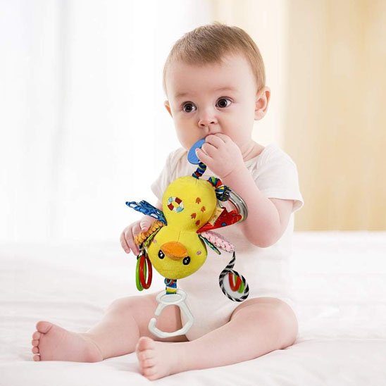 bébé utilise Hochet caneton pour soulager ses dents qui poussent