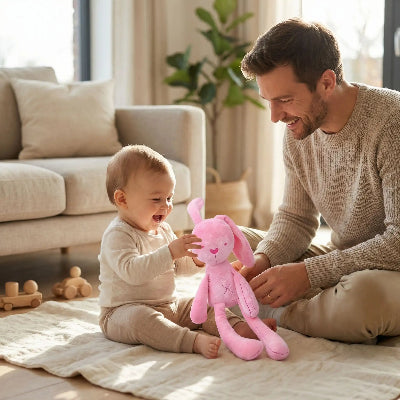 doudou lapin rose bébé avec papa enthousiaste