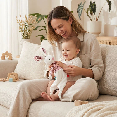 doudou lapin rose bébé avec maman contente
