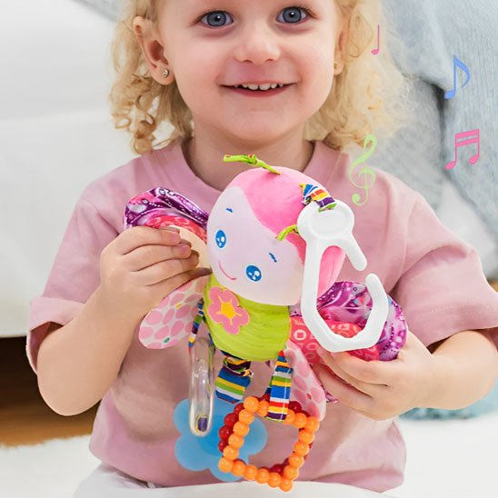 Enfant s'amuse avec hochet en papillon
