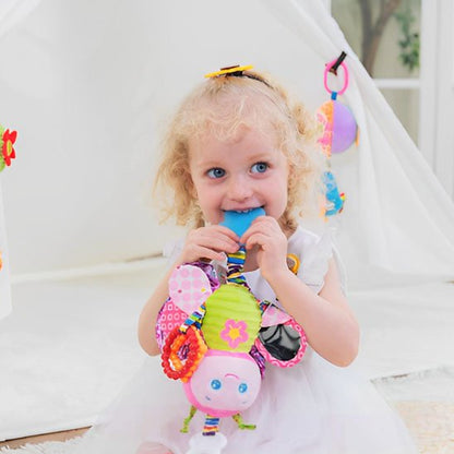 fille utilise Hochet papillon comme anneau de dentition