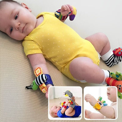 hochet bébé abeille sur mains