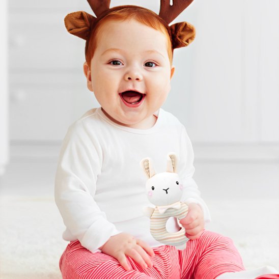 Hochet bebe avec bébé en bonne humeur