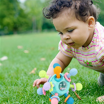 hochet bebe jeu sur gazon