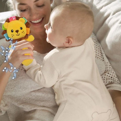 hochet bébé lion avec maman contente