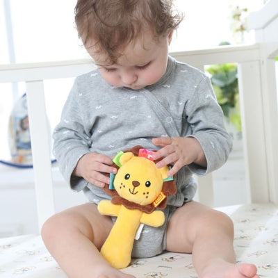 hochet bébé lion bébé découvre