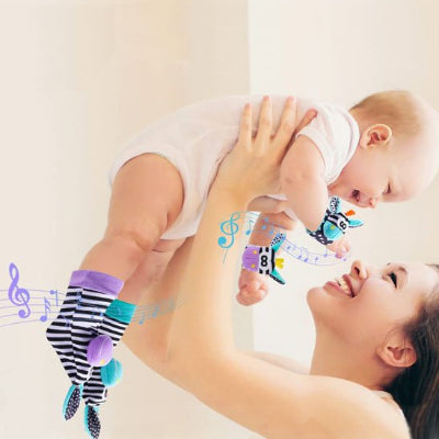 hochet bébé maman heureuse