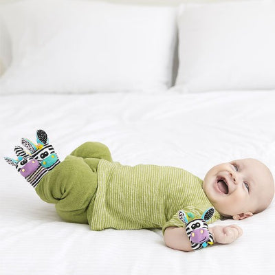 hochet bébé très content