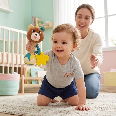 Hochet en  Forme d'ours tenu par bébé devant sa mère