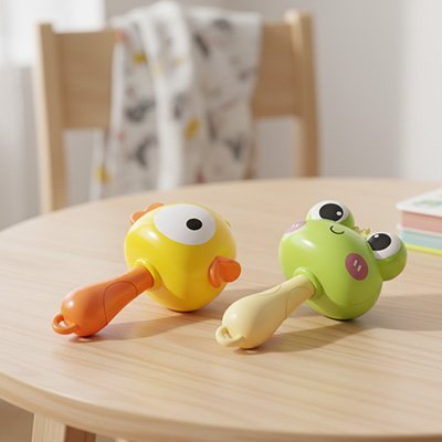 Hochet poussin et grenouille sur la table