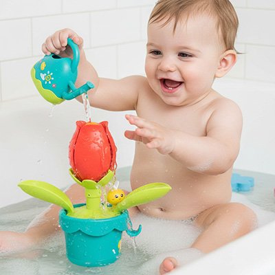 Jouet baignoire bebe en plein activité