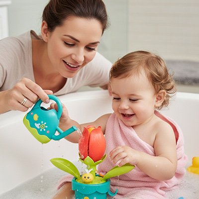 Jouet baignoire bebe initiation arrosage avec maman