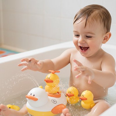Jouet bain bébé en plein émerveillement