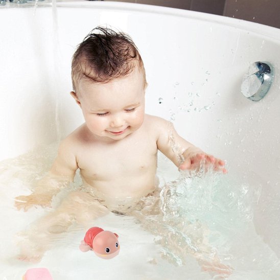 Jouet de bain bébé en plein amusement
