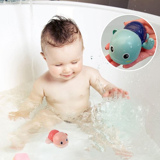 Jouet de bain bébé s'amuse dans la baignoire
