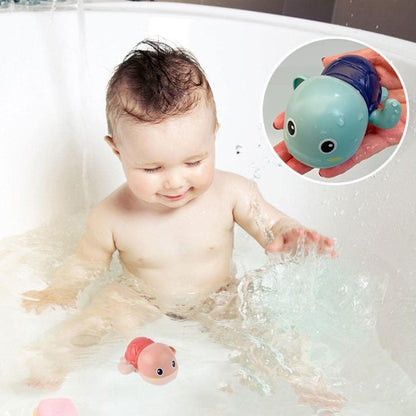 Jouet de bain bébé s'amuse dans la baignoire