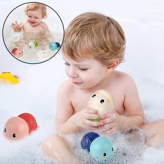 Jouet de bain enfant le manipule adéquatement