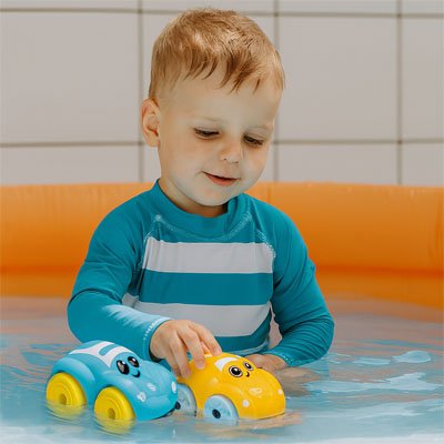 Jouet de bain pour bebe  s'amuse avec ses voitures