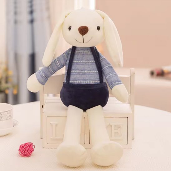 Lapin doudou bleu debout dans la chambre du bébé