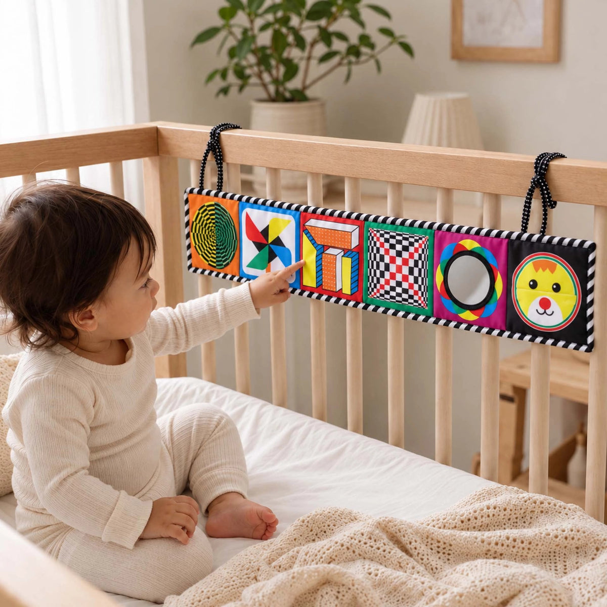 Livre bebe en tissus accroché au lit